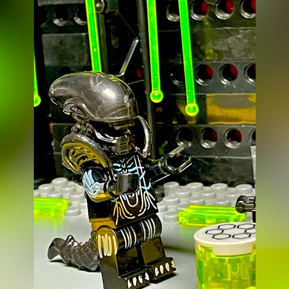 Alien Minifigure - Picture 6 of 6